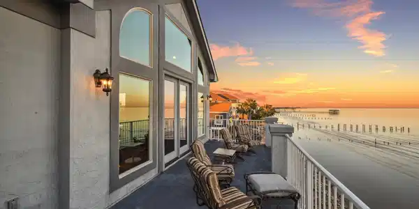 Image 2: STEP OUTSIDE THE GAMEROOM AND ENJOY THE BAY VIEWS.