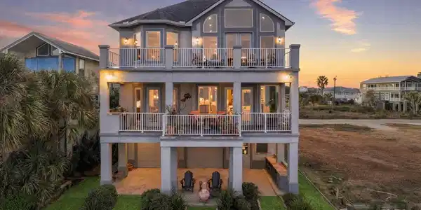 Image 3: THE REAR ELEVATION HIGHLIGHTS THE INCREDIBLE OUTDO