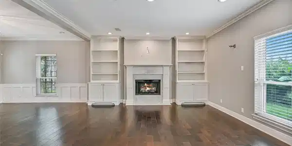 Image 2: Enjoy relaxing evenings around the gas fireplace w