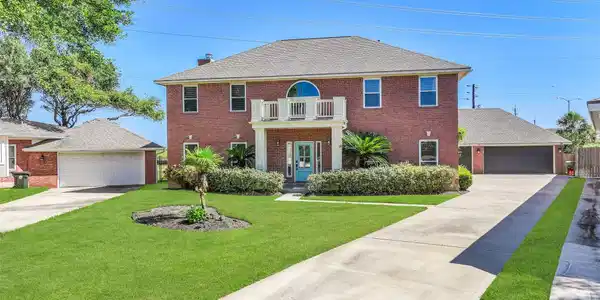 Image 4: Beautiful two-story home in a prime Galveston loca