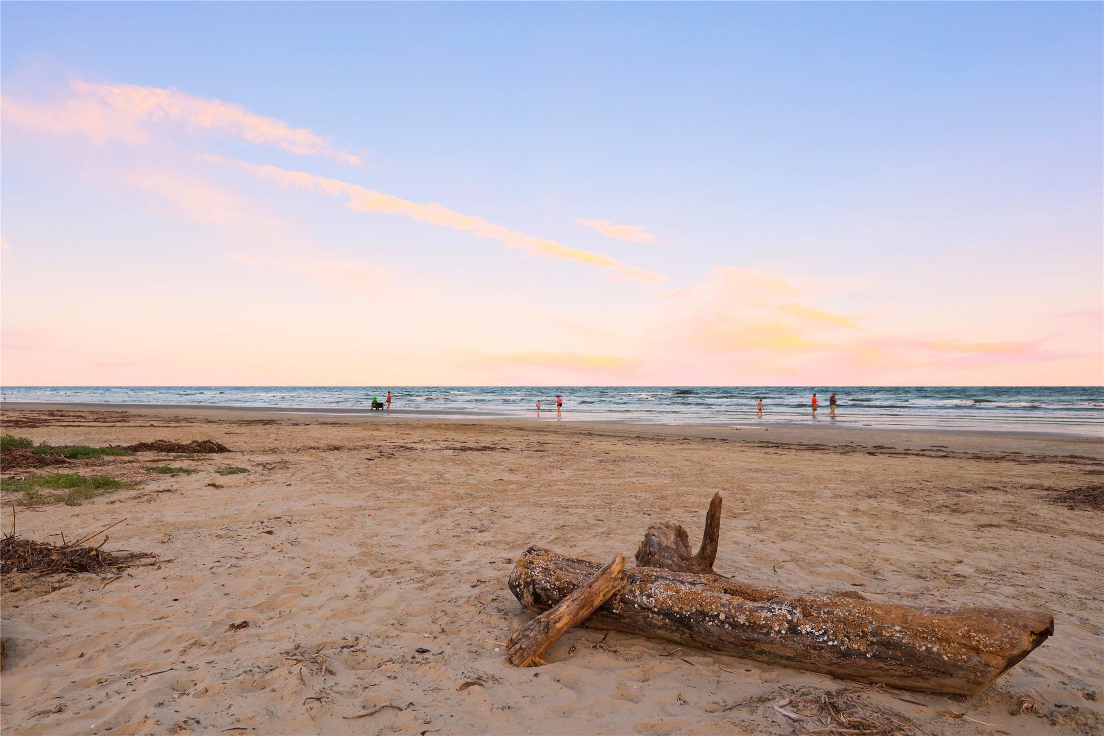 Image 4: You will love walks on the beach!