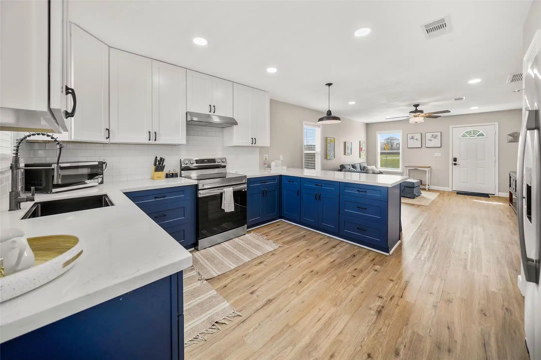 Image 1: A kitchen that feels brand new &mdash; quartz countertop