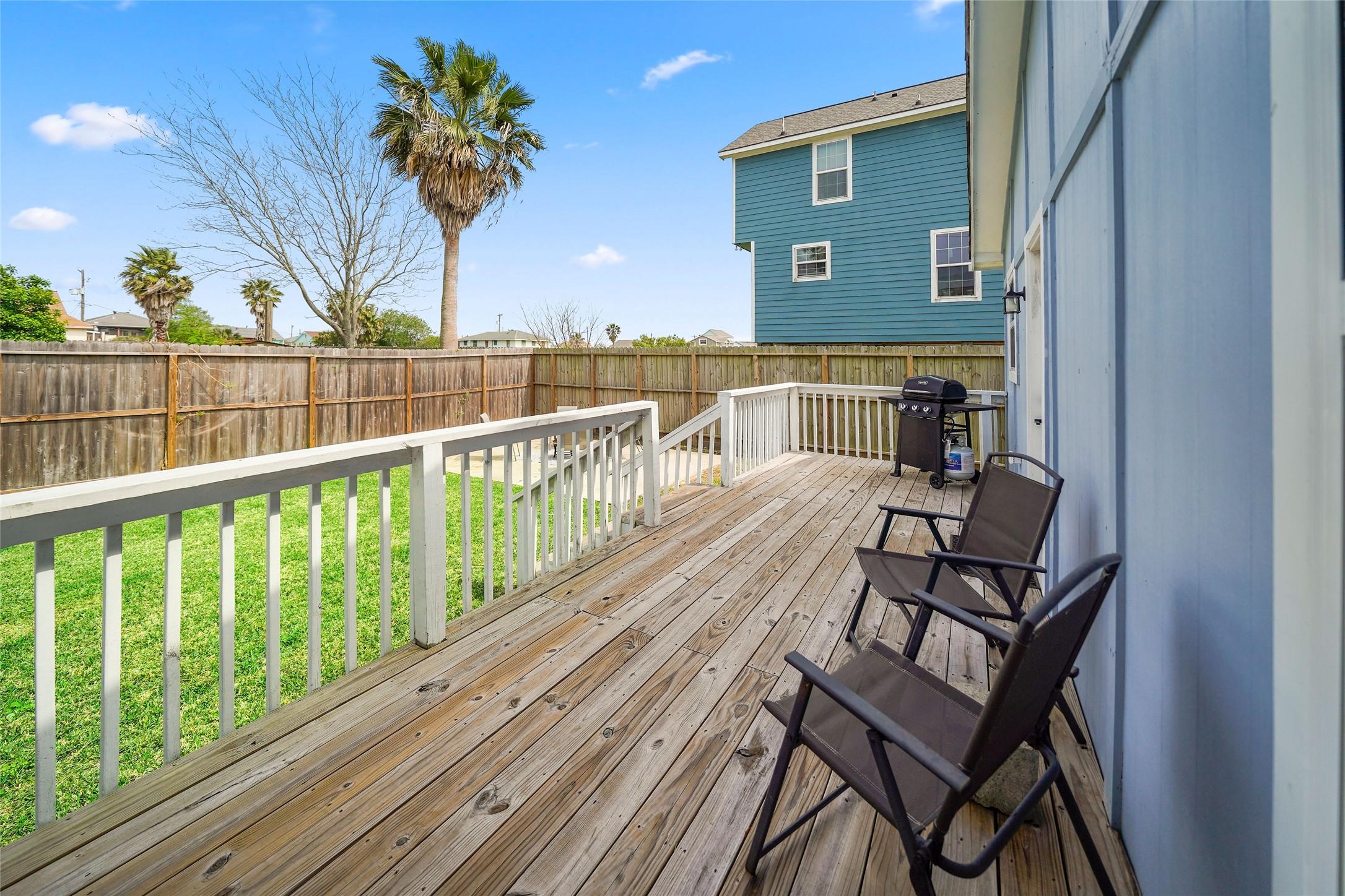 Image 2: Back deck built for entertaining, grilling,
or wi