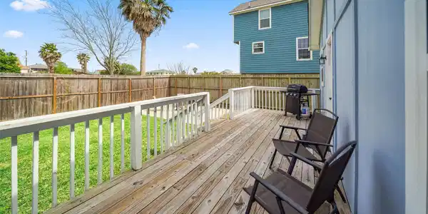 Image 2: Back deck built for entertaining, grilling,
or wi