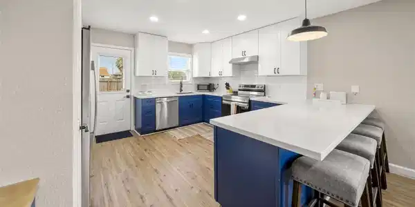 Image 4: Beautifully updated kitchen featuring quartz count