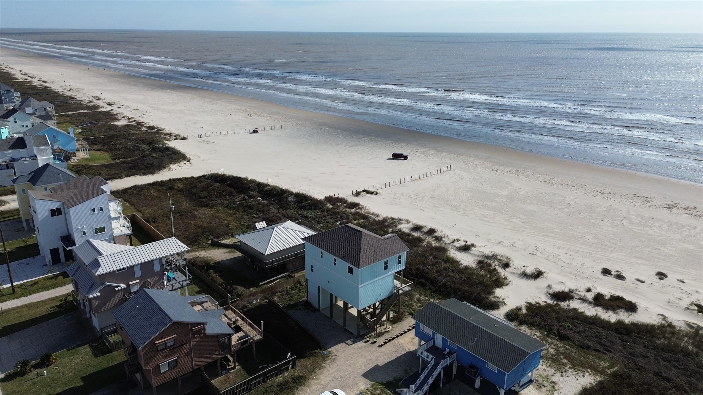 Image 4: The beachfront home in Terramar Beach has direct a