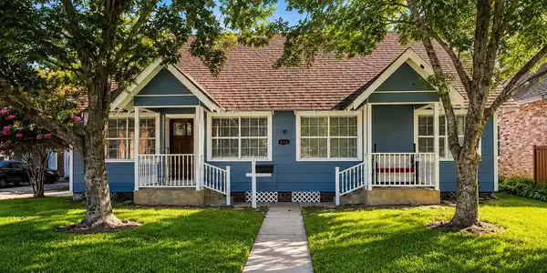 Image 2: Welcome home! Fresh exterior repairs and paint - n