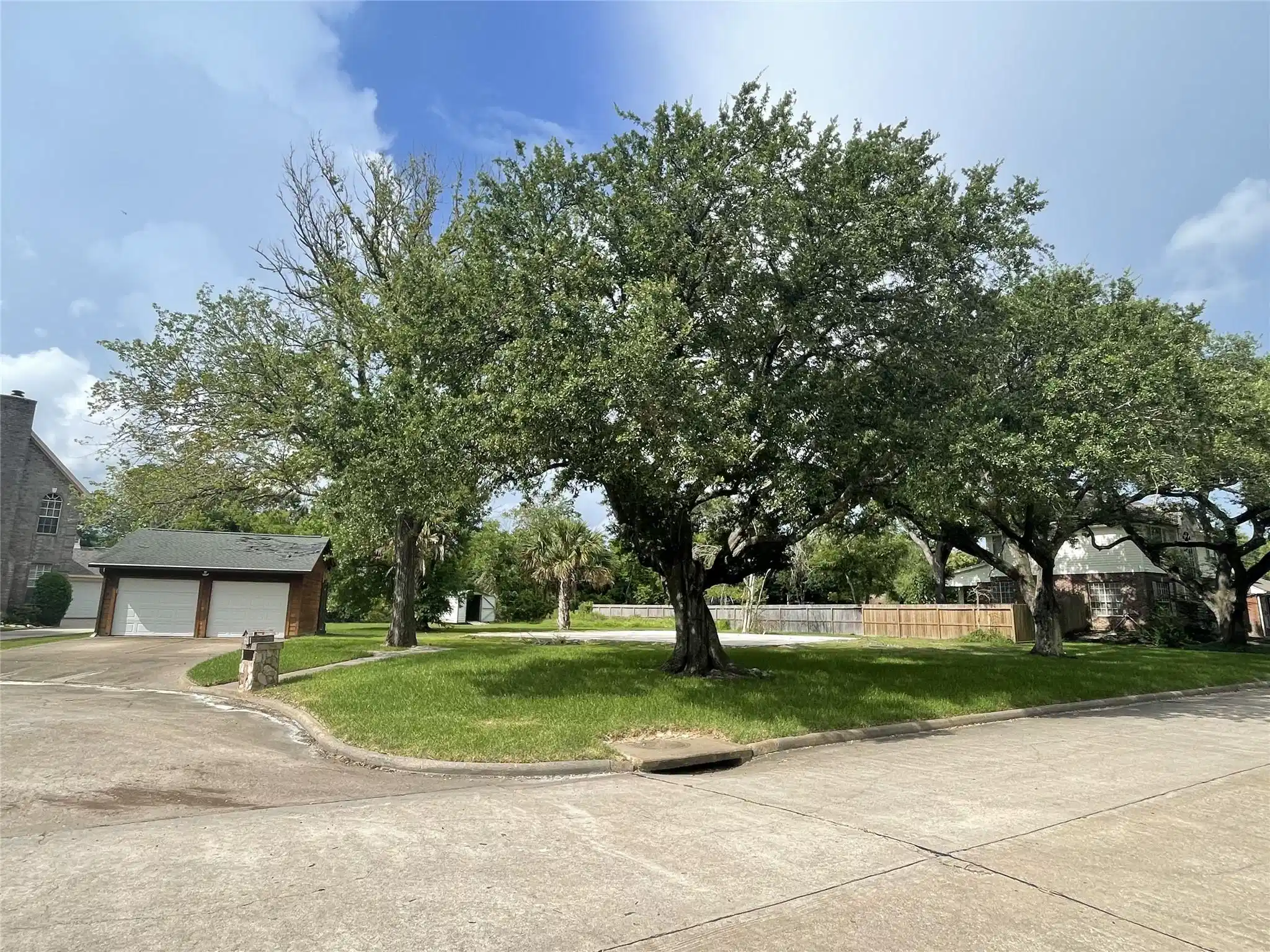 Image 1: Nearly half acre lot on cul-de-sac lot in Seabrook