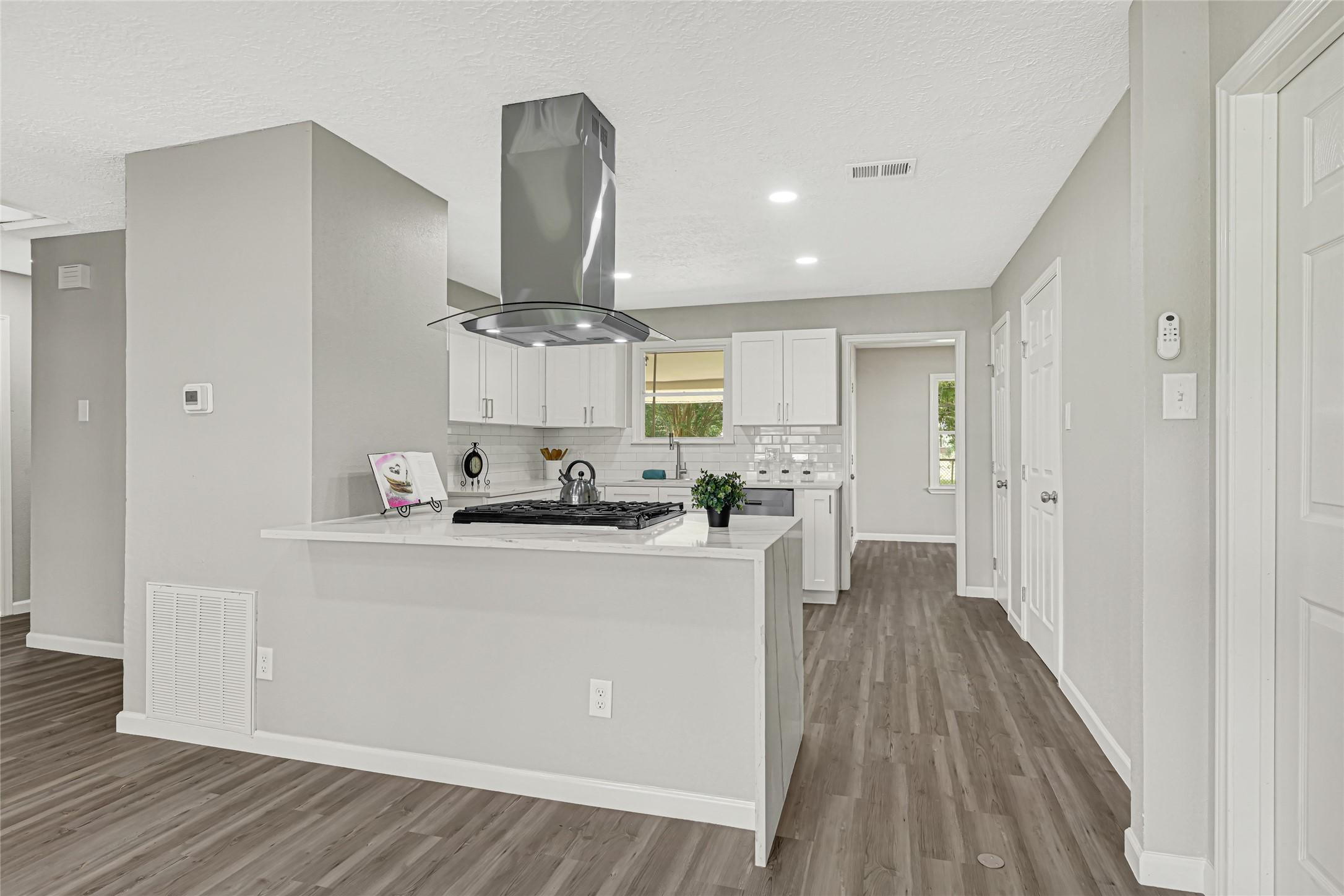 Image 2: Open kitchen, perfect for entertaining!