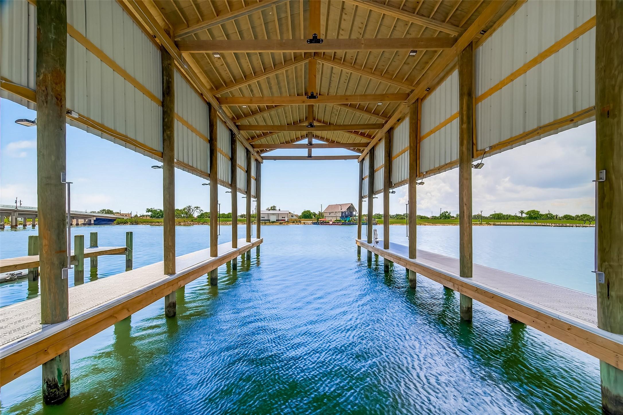 Image 3: Brand new boat slip with full electrical and light