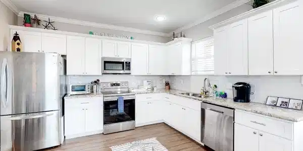 Image 4: Kitchen