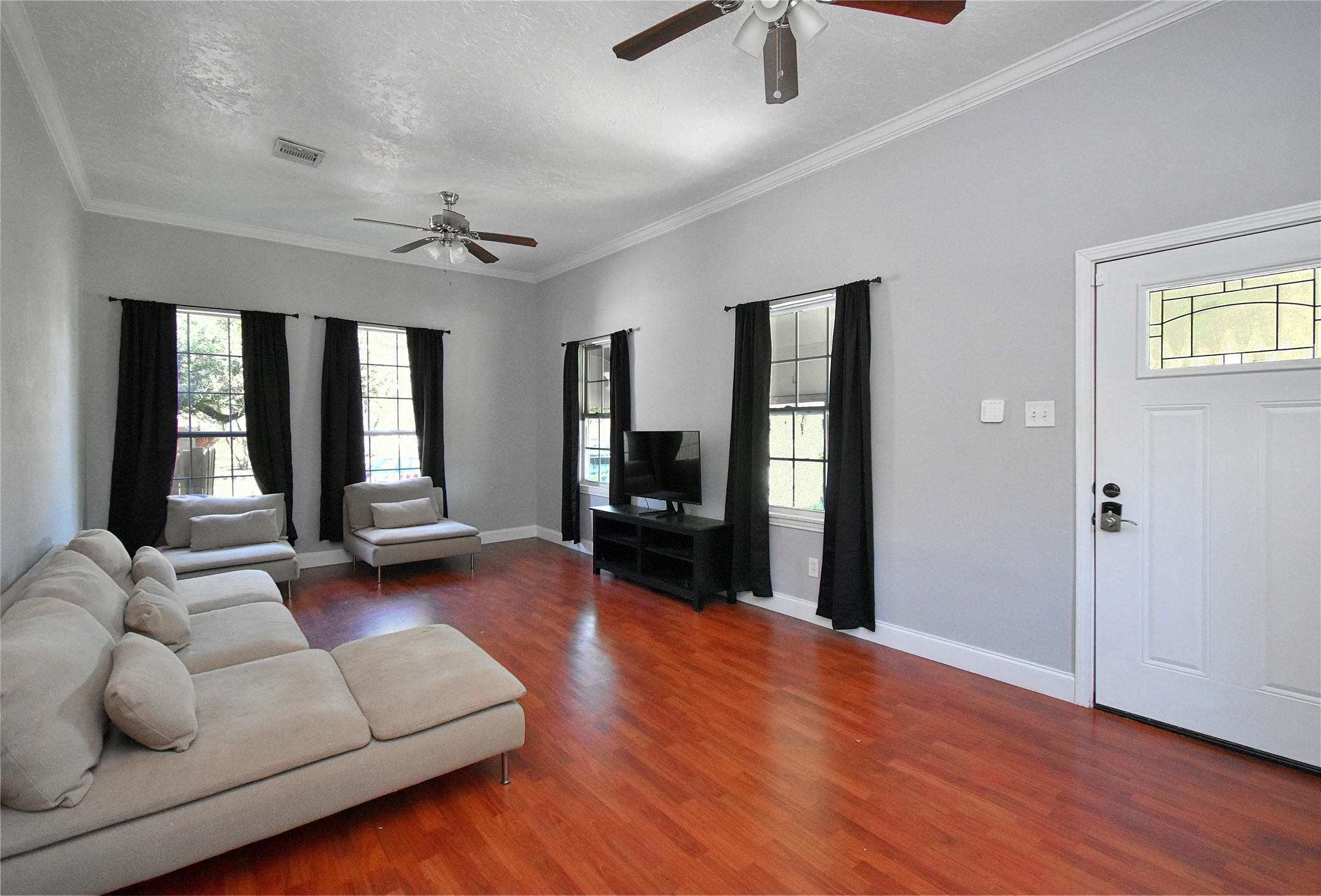 Image 3: Spacious living area