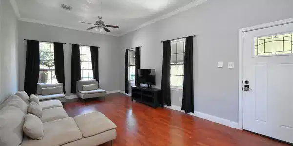 Image 3: Spacious living area