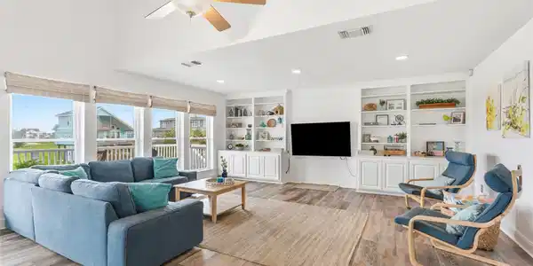 Image 3: Bright, spacious living room with oversized &nbsp;windo