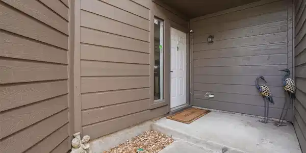 Image 2: Welcoming entryway that creates a warm first impre