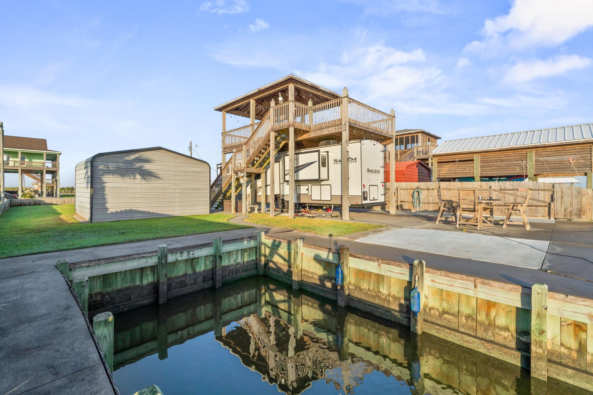 Image 3: Convenient boat-ready space gives you easy access