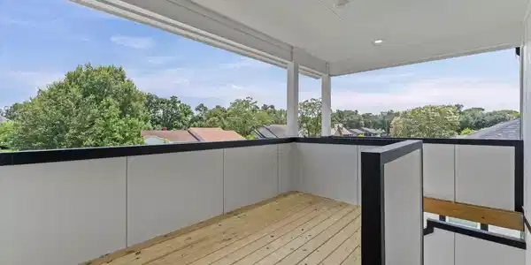 Image 4: Lots of front balcony space.