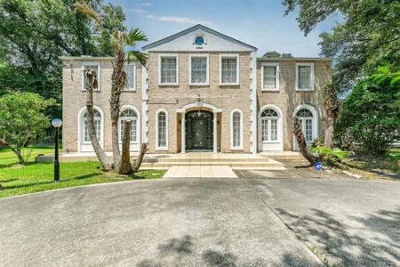 405 Rolling Wood Road