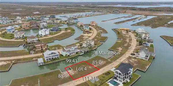 Image 2: boat slip will accommodate a 30' boathouse