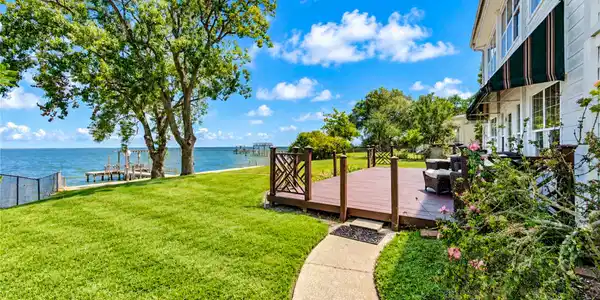 Image 3: Front deck