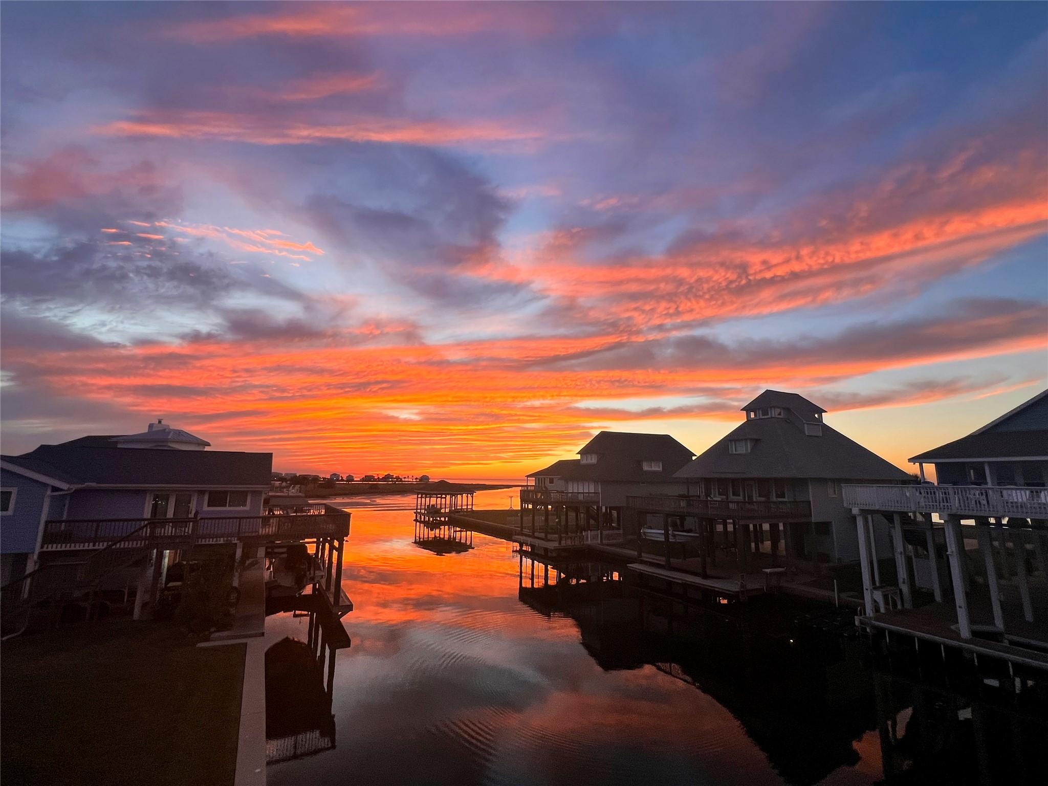 Image 2: OUTSTANDING SUNSET VIEW FROM THE LOT