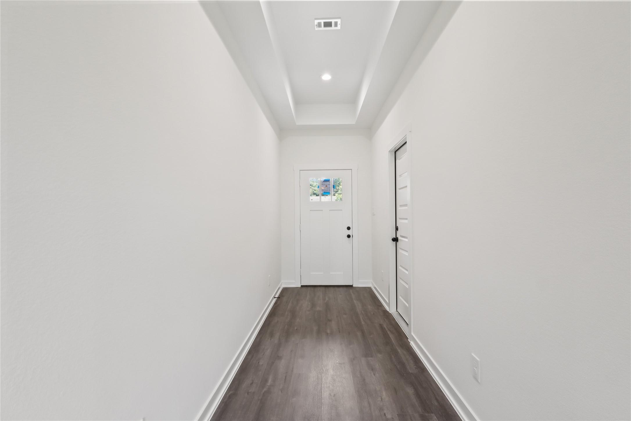 Image 4: Entrance with high ceiling