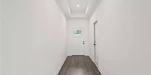 Image 4: Entrance with high ceiling