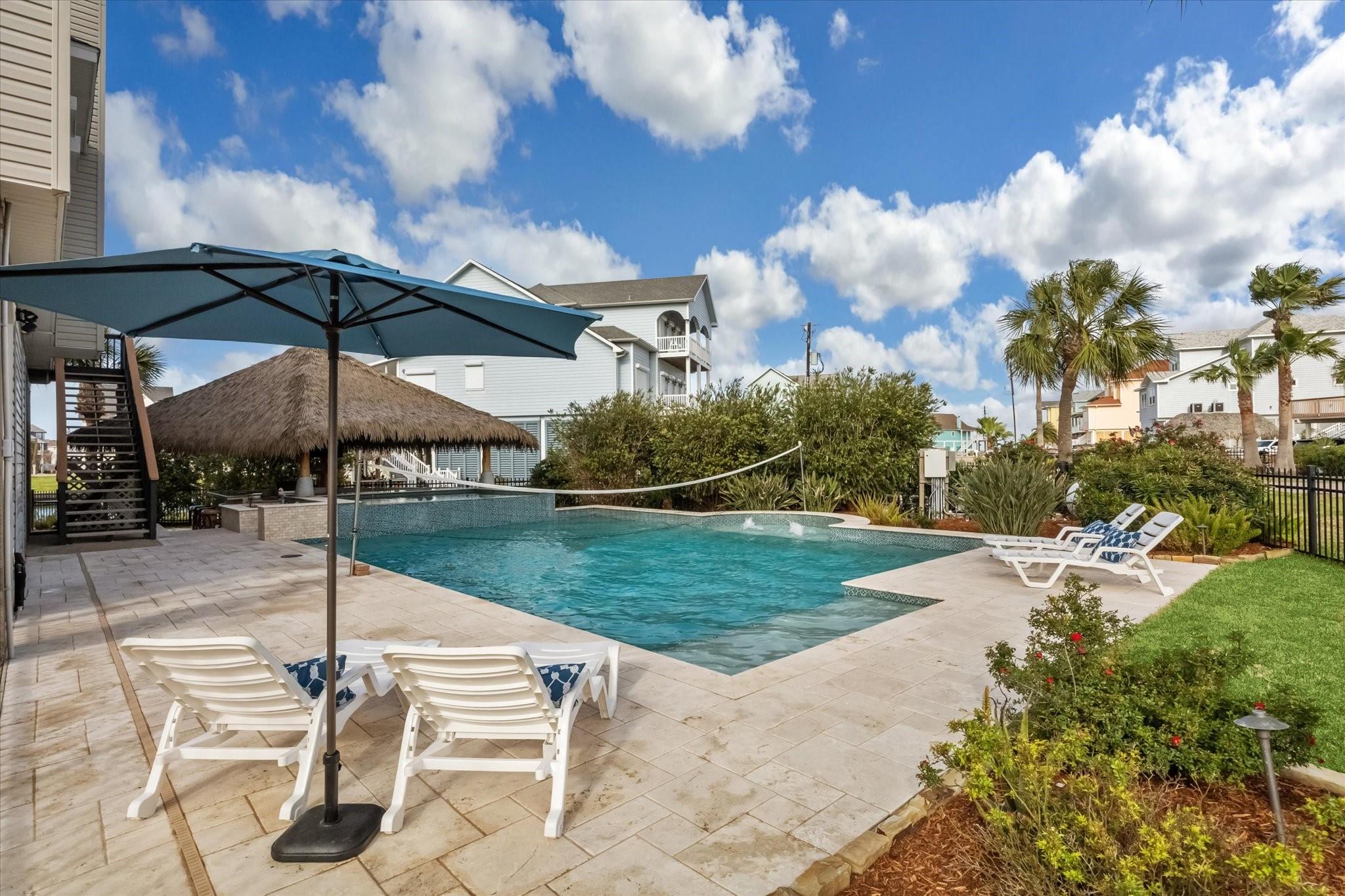 Image 3: Beautiful spacious pool with palapa and a swimup b