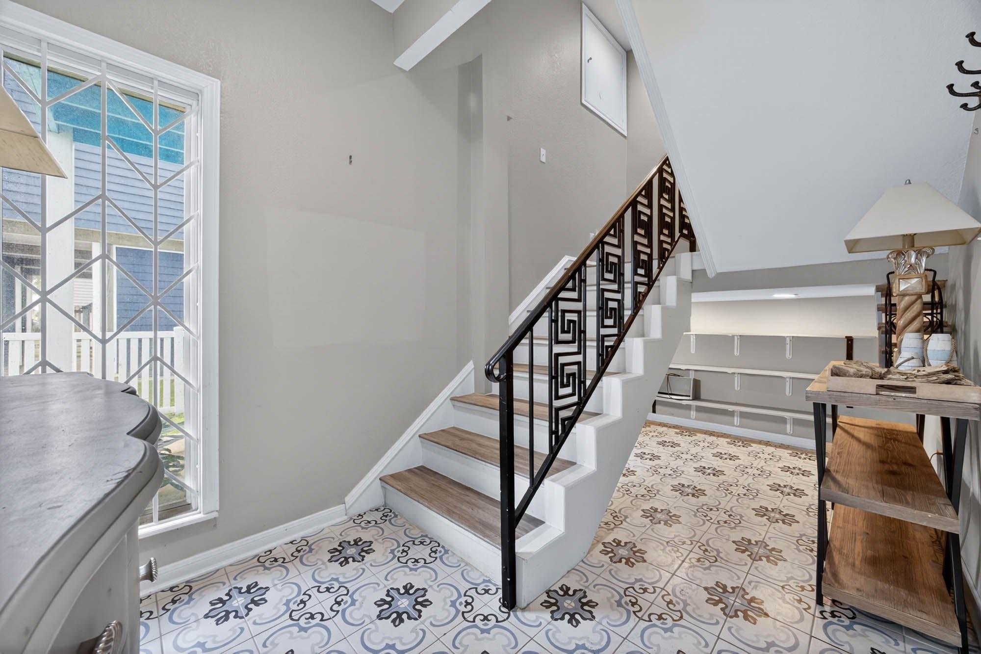 Image 4: Inside Entry