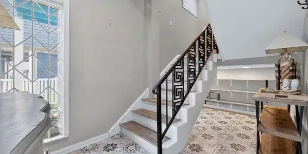 Image 4: Inside Entry