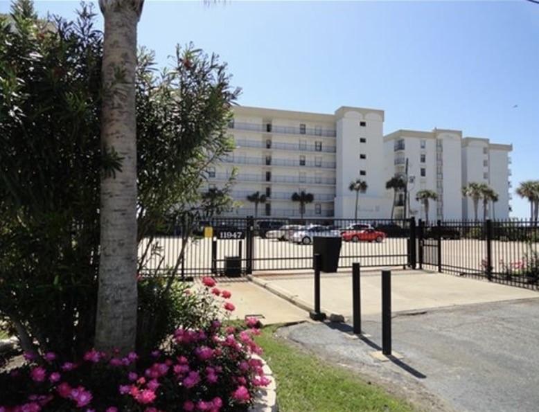 Image 3: front of the condo unit on Termini San Luis Pass s
