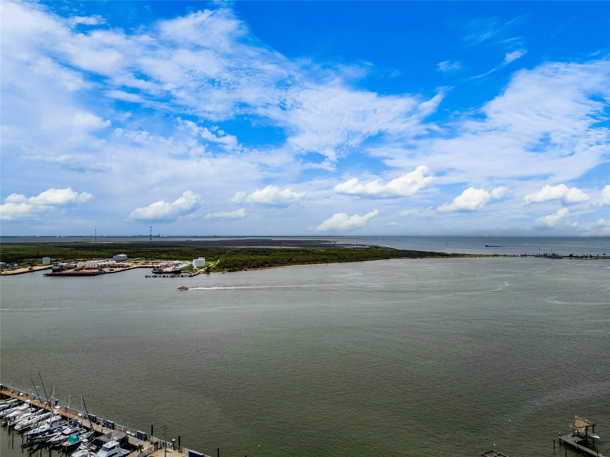 Image 2: Enjoy the fresh sea breeze from your entry balcony