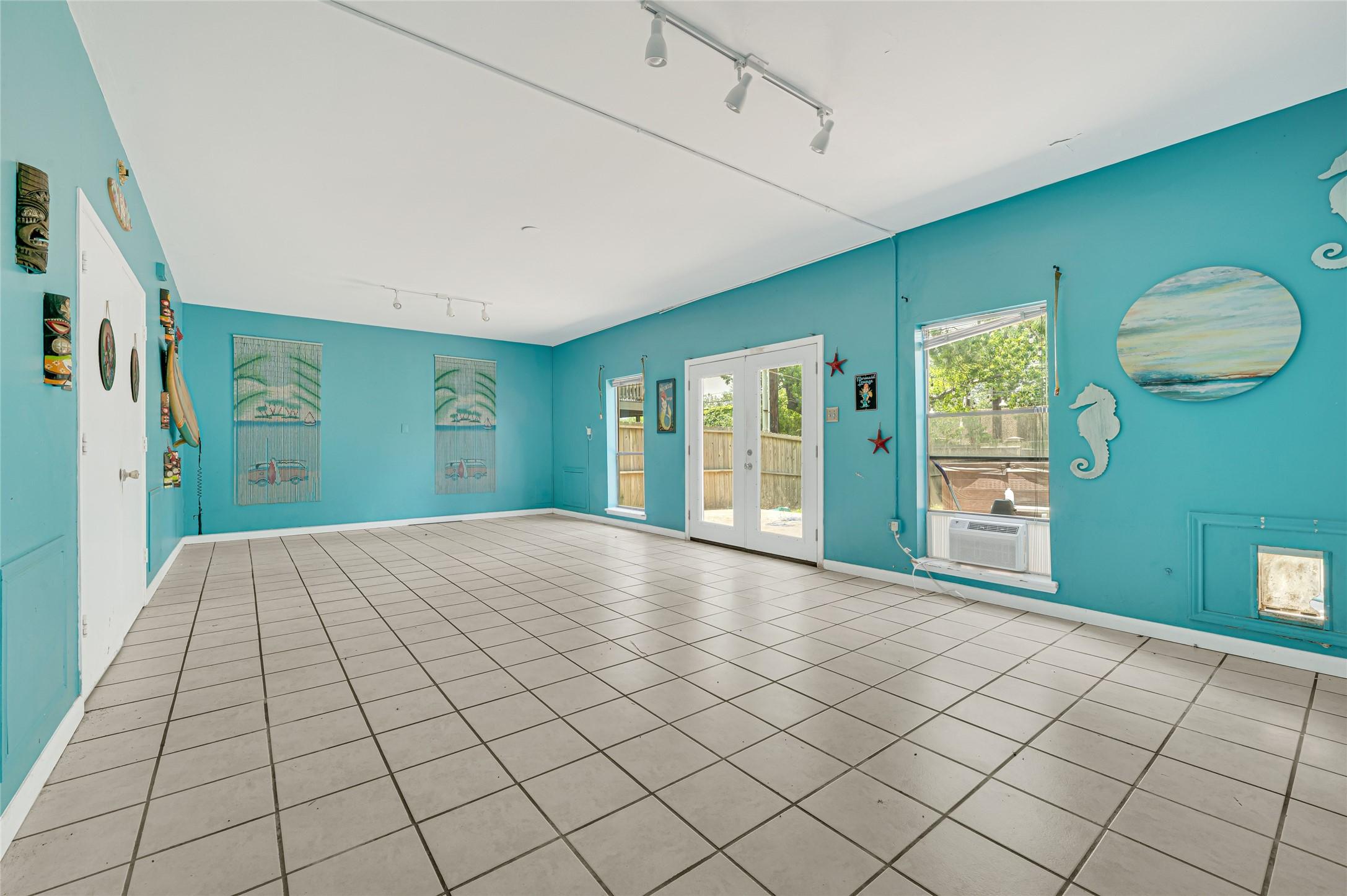 Image 4: Another angle of the vibrant turquoise living or r