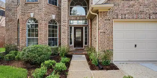 Image 3: LANDSCAPED ENTRY.