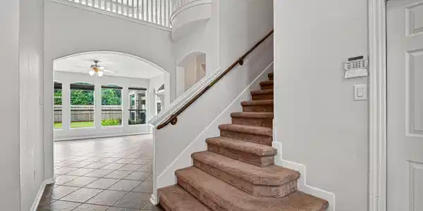 Image 4: 2 STORY FOYER WITH TILE FLOORING THROUGHOUT THE LI