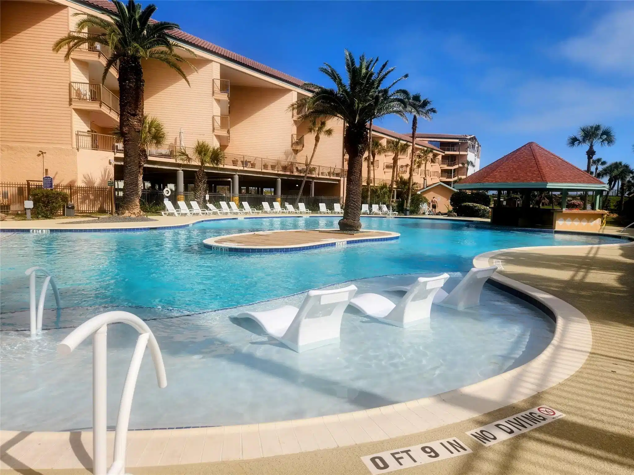 Image 1: Newly updated grand pool with tanning ledges and h