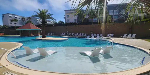 Image 3: Sun Ledges in the grand pool