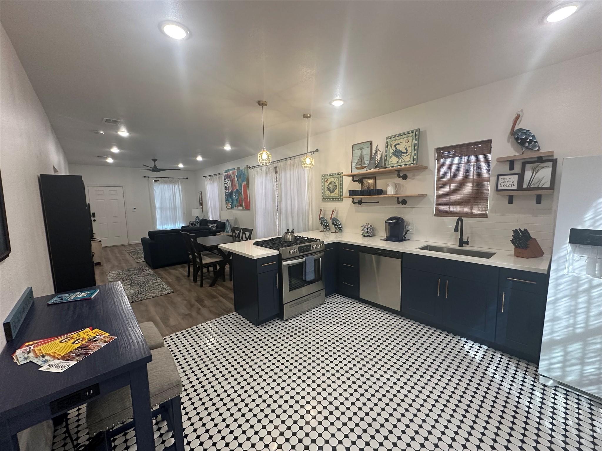 Image 3: This kitchen will not disappoint! Your family and