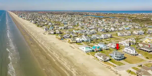 Image 4: Just like beachfront living.