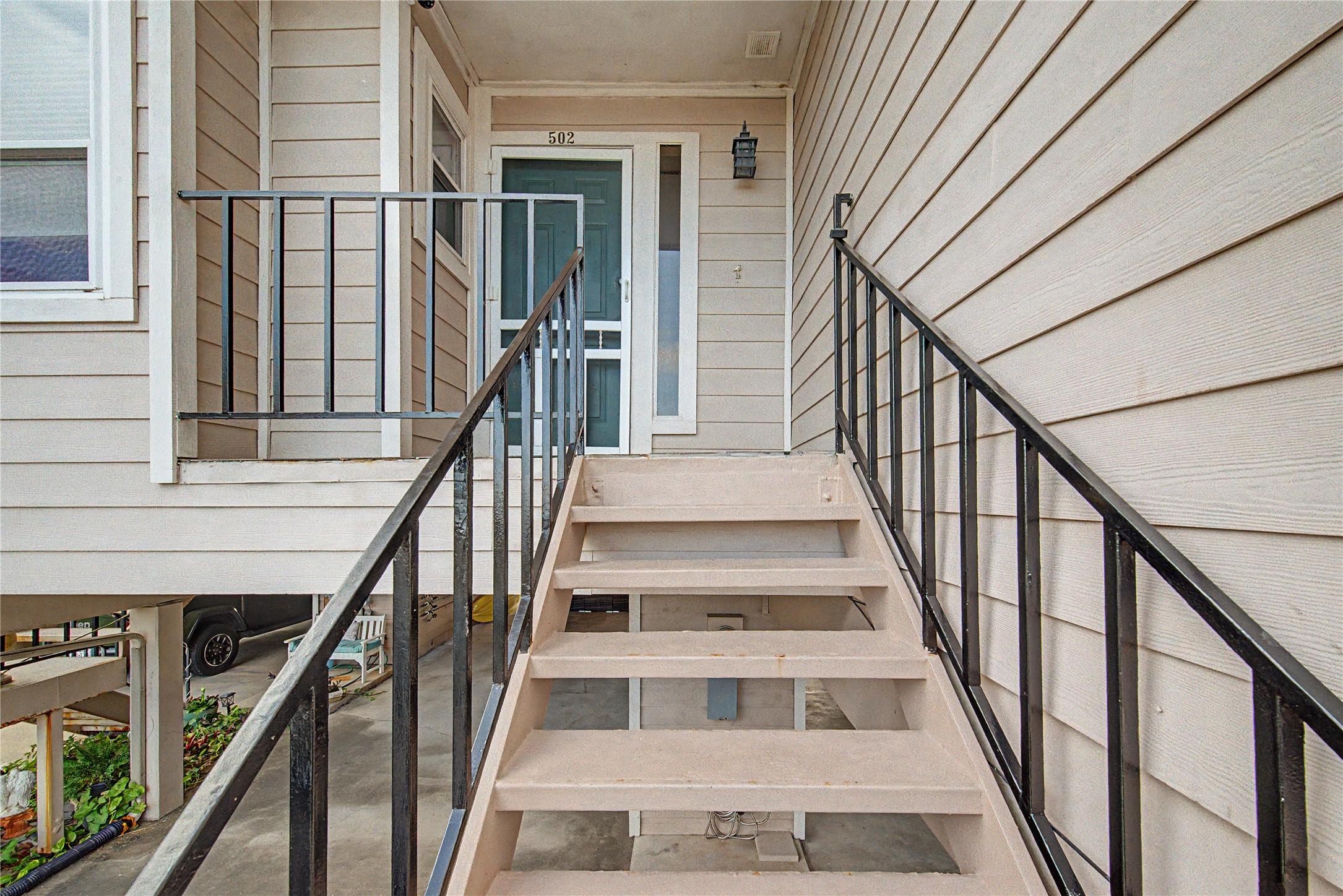 Image 4: heading up the stairs to front door