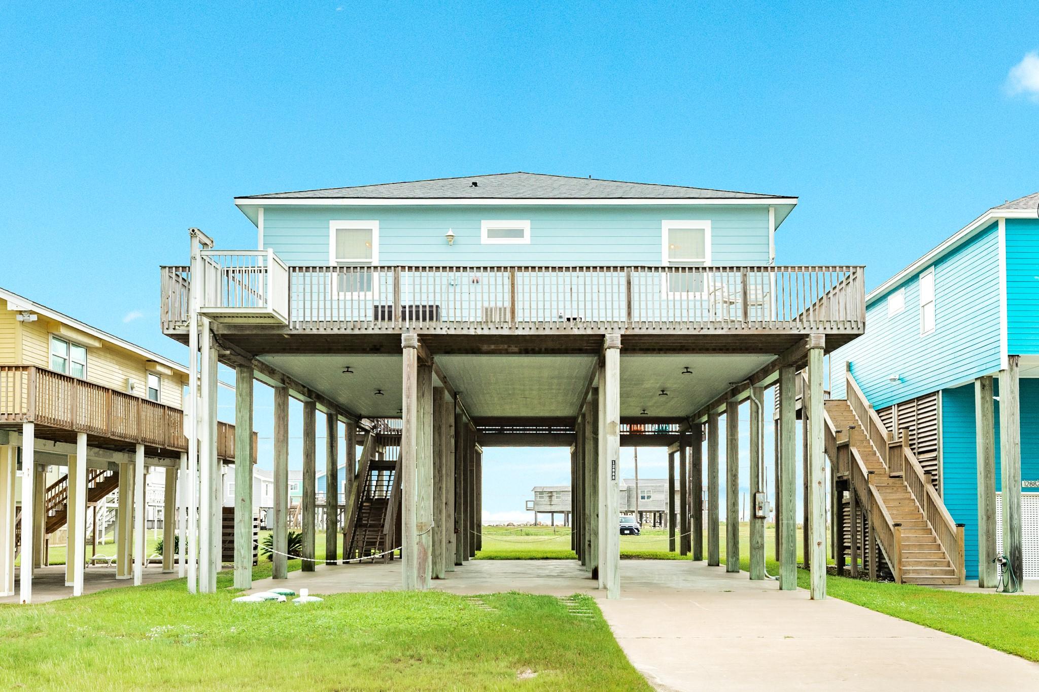 Image 2: Nice long driveway, with covered parking under hom