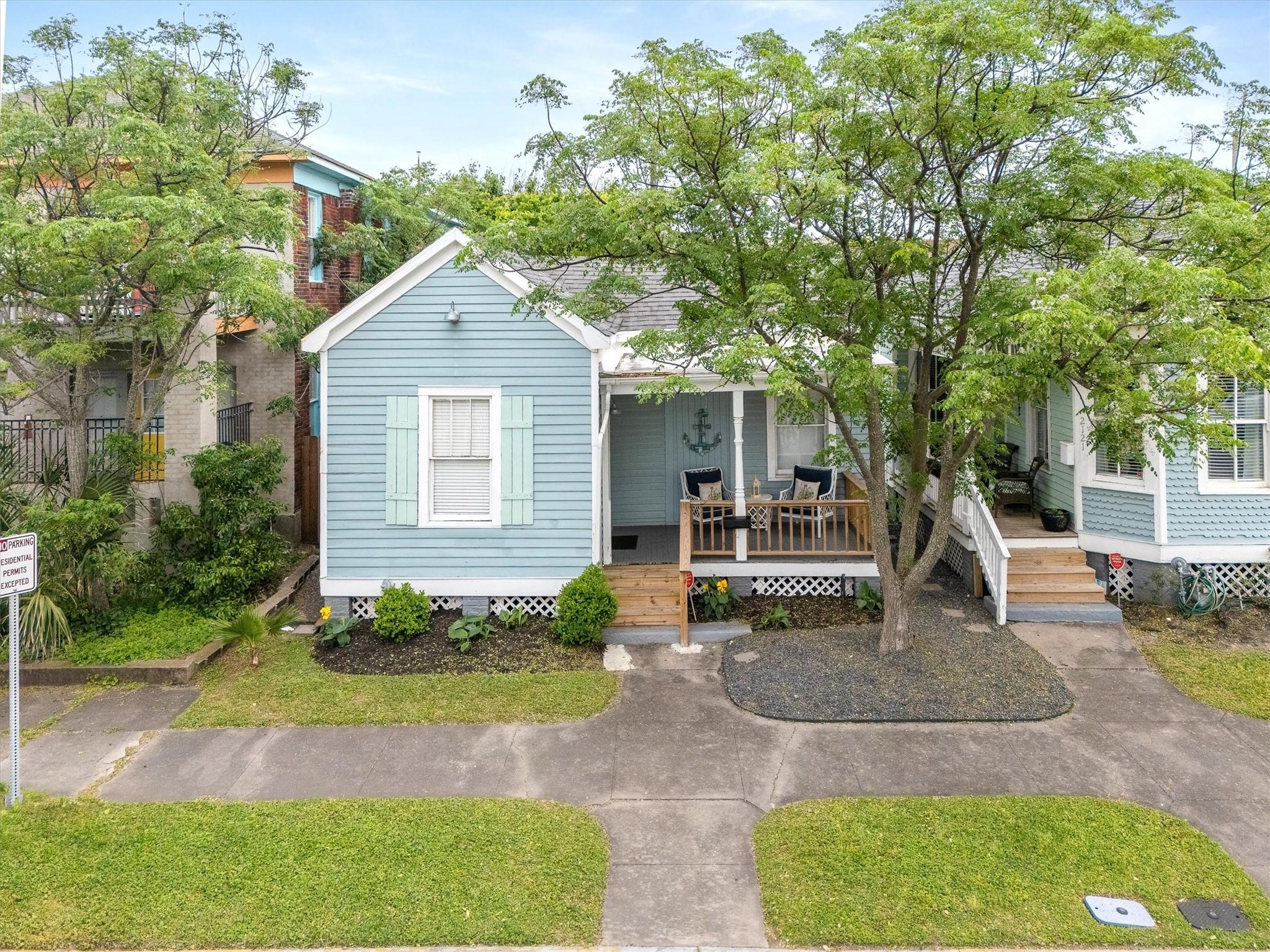 Image 2: Cute Cottage! Amazing location!