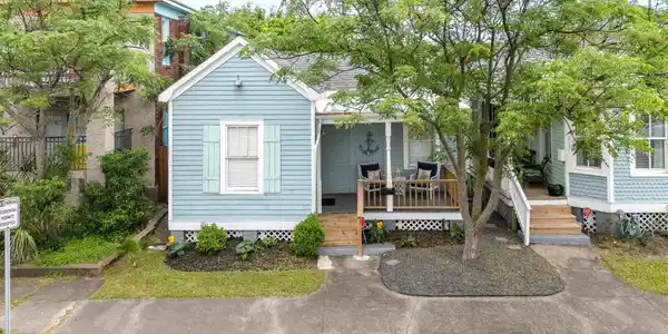 Image 2: Cute Cottage! Amazing location!