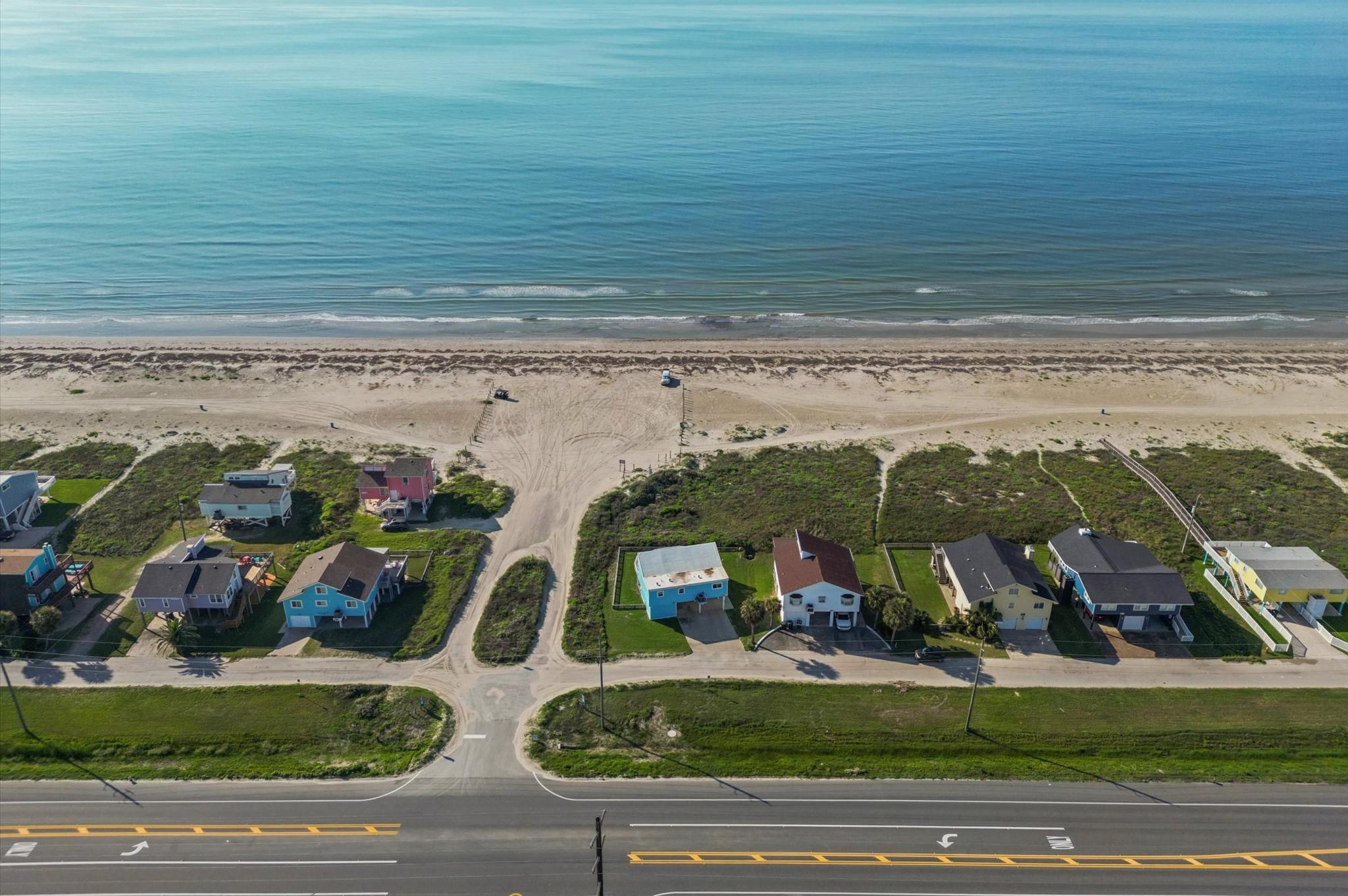 Image 2: Easy access straight from the HWY and gorgeous vie