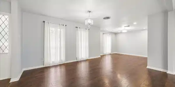 Image 4: This view is at the left of the entry way and show