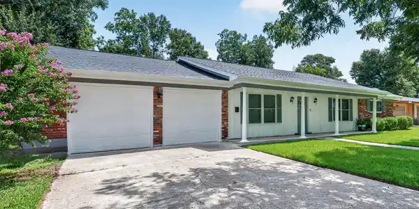 Image 3: Garage