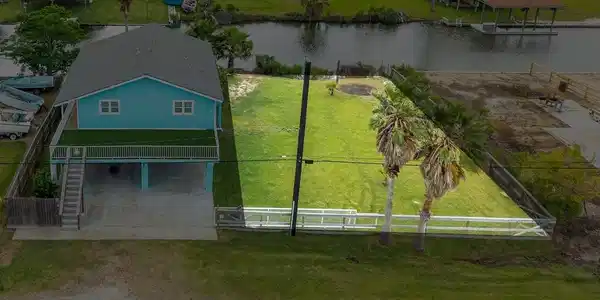 Image 2: House is sold with an extra lot. The lot is plated