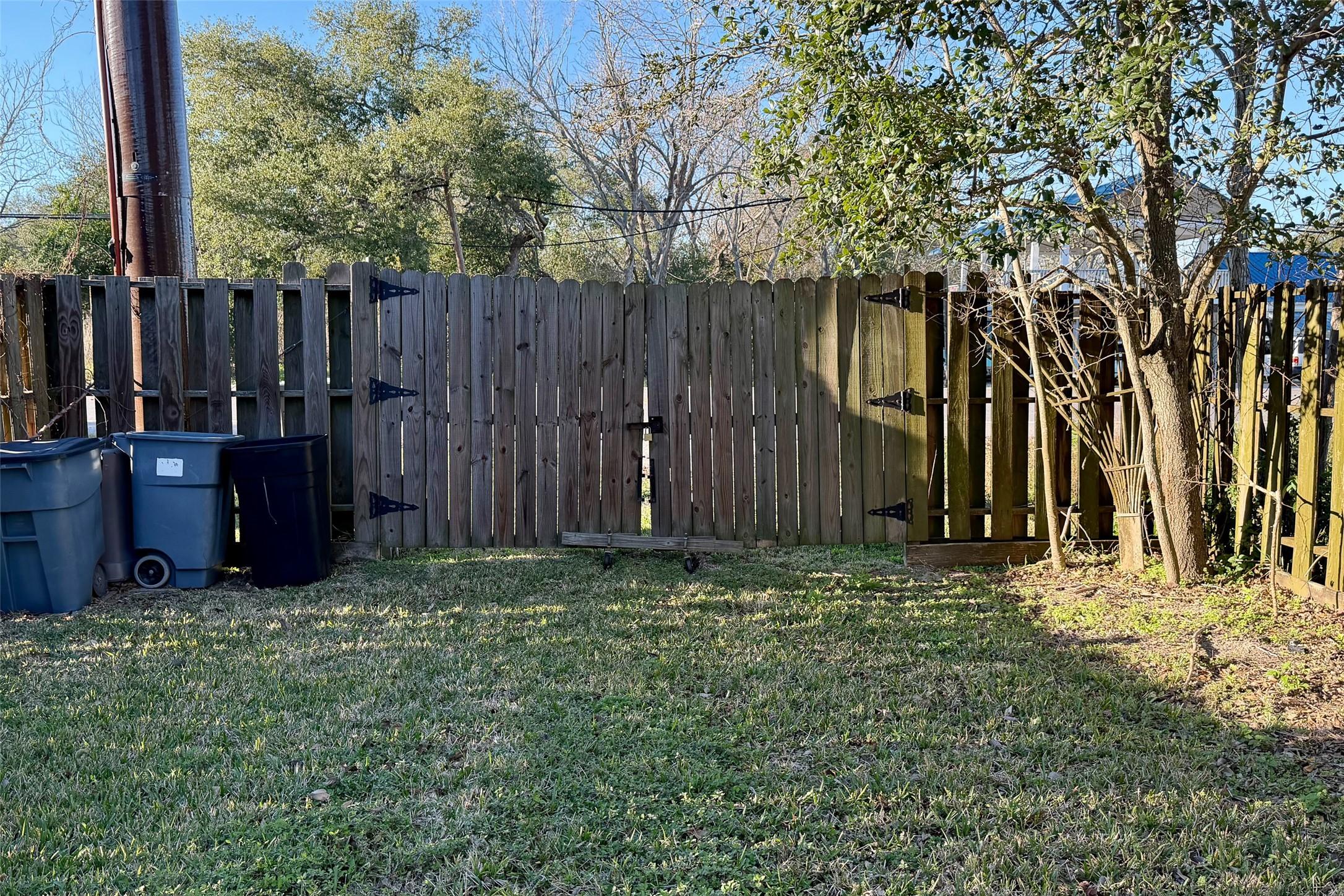 Image 4: Side Gate access on secondary driveway