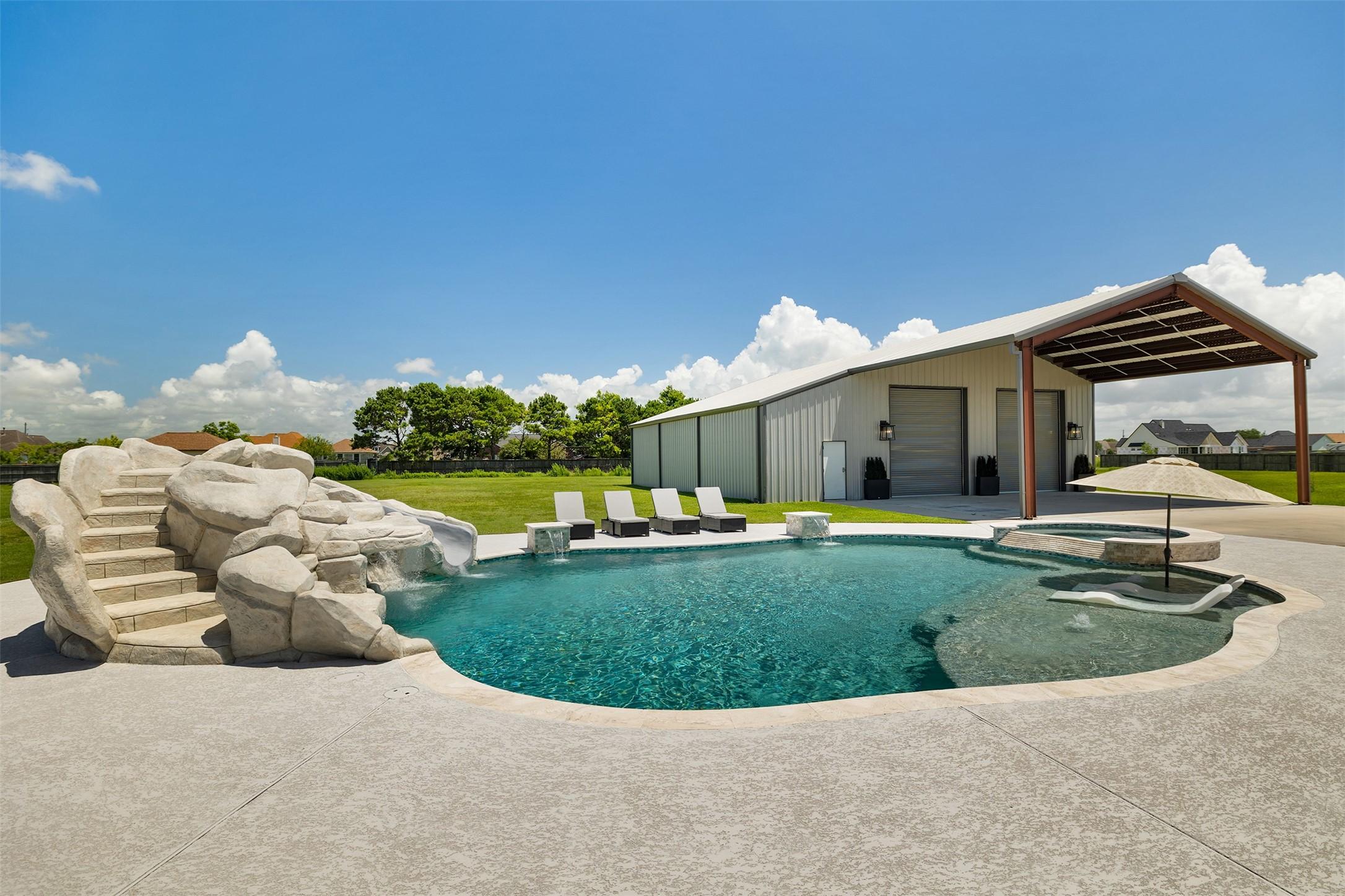 Image 4: An outdoor oasis!