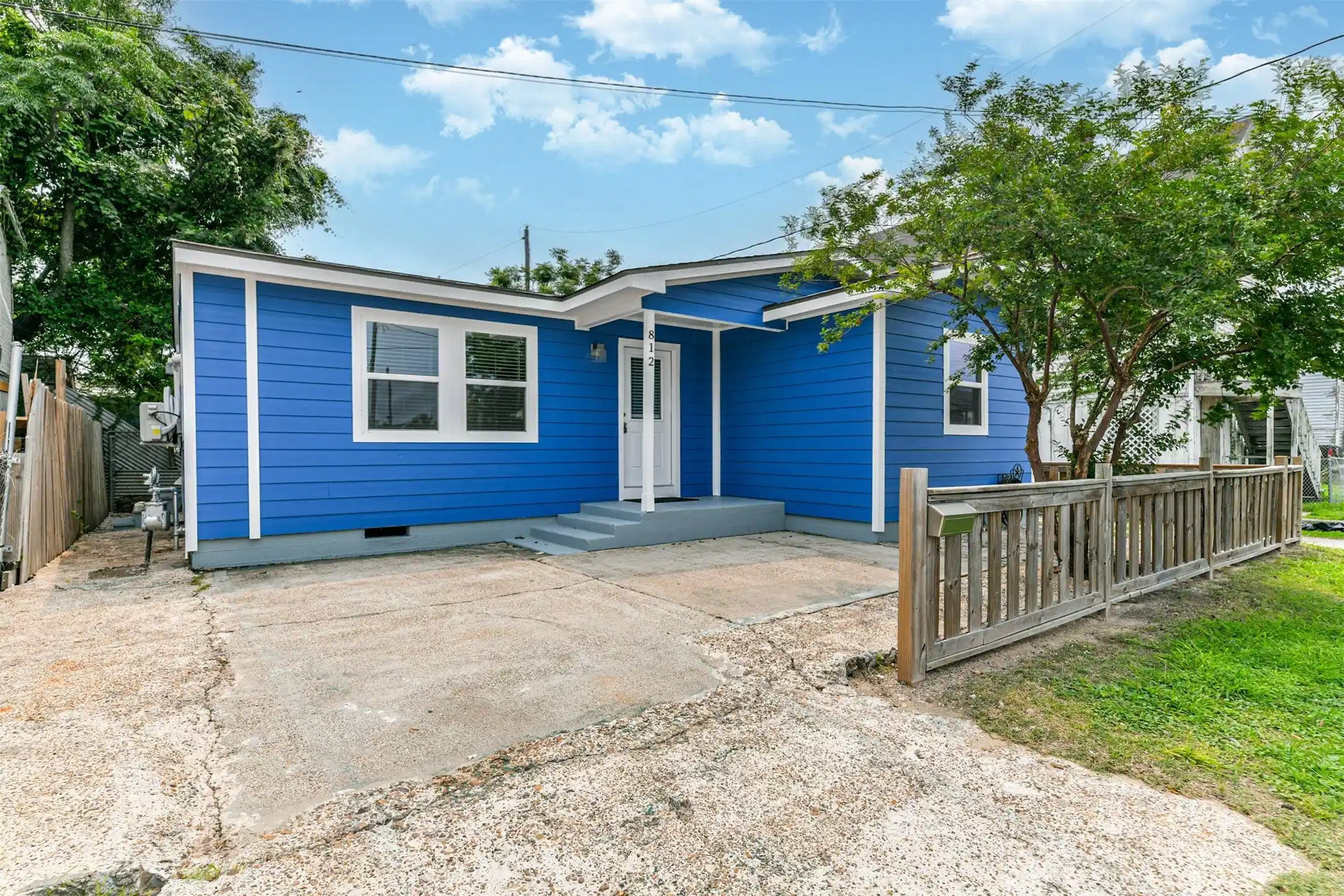 Image 1: Welcome to 812 38th Street! A bright blue gem in t